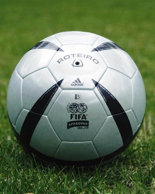 篮球比赛现场观众使用手机查看实时比分